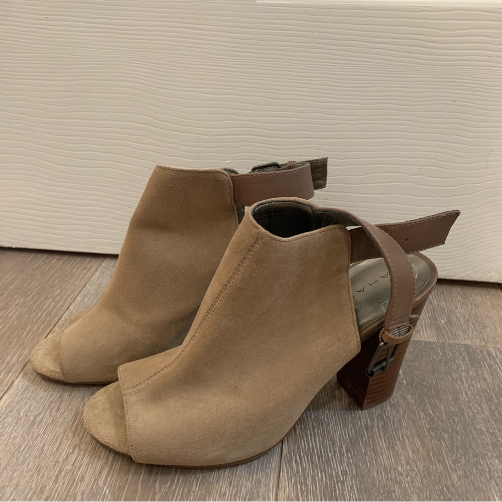 TAHARI Margaret Womens US 7.5M High Heel Suede Sandals Slingback Open Toe Taupe